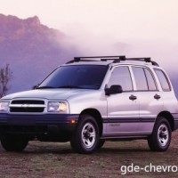 : Chevrolet Tracker спереди, сбоку