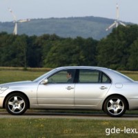 : Lexus LS430 сбоку