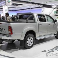 : Toyota Hilux сбоку, сзади