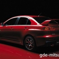 : Mitsubishi Lancer Evo X вид сбоку-сзади