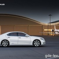 : Lexus LS460AWD сбоку