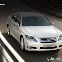 : Lexus LS600h L спереди