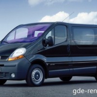 : Renault Trafic Passenger спереди, сбоку