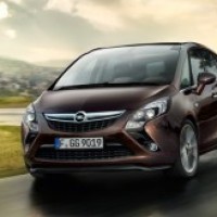 : Opel Zafira Tourer спереди