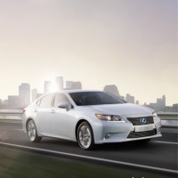 : Lexus ES 300h спереди, сбоку