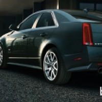 : Кадиллак CTS-V седан сзади-сбоку