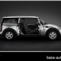 : фото MINI ONE clubman с открытой дверью