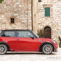 : фото MINI John Cooper Works сбоку