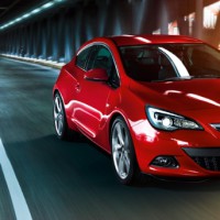 Opel Astra GTC: спереди справа