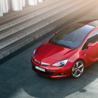 Opel Astra GTC: сверху спереди слева