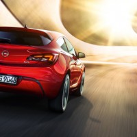Opel Astra GTC: сзади