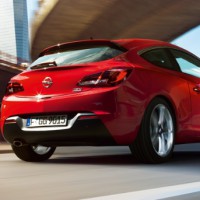 Opel Astra GTC: сзади справа