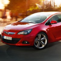 Opel Astra GTC: спереди слева