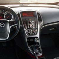 Opel Astra GTC: салон место водителя и торпеда