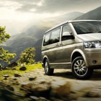 : фото Volkswagen California с включенными фарами