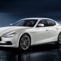 : фото Maserati Ghibli S спереди, сбоку