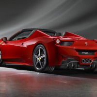 : фото Ferrari 458 Spider сзади, сбоку