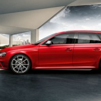 : фото Audi RS 4 Avant сбоку