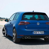: фото Volkswagen Golf R сзади