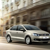 : Volkswagen Polo Sedan спереди-сбоку