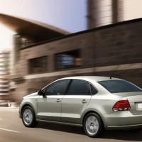 : Volkswagen Polo Sedan сзади, сбоку