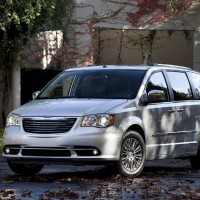 : Chrysler Grand Voyager спереди-сбоку