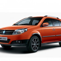 : Geely MK Cross вид спереди, сбоку