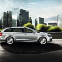 : фото Škoda Octavia Combi сбоку