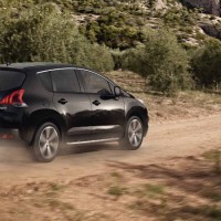 : Peugeot 3008 сзади, сбоку