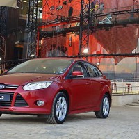 Ford Focus sedan: слева спереди