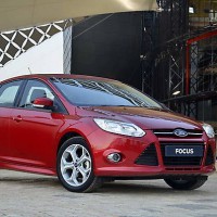 Ford Focus sedan: справа спереди