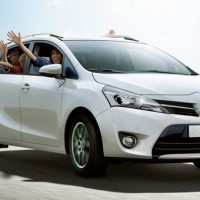 Toyota Verso: справа спереди