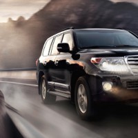 Toyota Land Cruiser 200: спереди справа