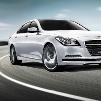 Hyundai Genesis: спереди справа