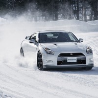 Nissan GT-R: спереди справа