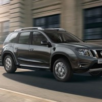 Nissan Terrano: спереди справа