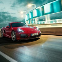 Porsche Cayman GTS: спереди справа