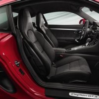 Porsche Cayman GTS: салон спереди справа сбоку