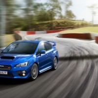 Subaru WRX STi: спереди слева