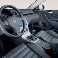 Volkswagen Passat: салон спереди слева сбоку