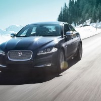 Jaguar XF: спереди слева