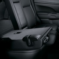 Mitsubishi ASX: задний ряд сидений справа сбоку со сложенной спинкой 1/3