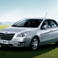 Dongfeng S30: спереди слева