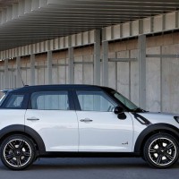 MINI Cooper S ALL4 countryman: справа сбоку