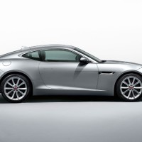 Jaguar F-Type купе: сбоку справа