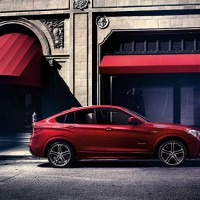 BMW X4: справа сбоку