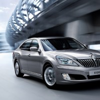 Hyundai Equus: спереди справа