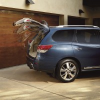 Nissan Pathfinder: справа сбоку с открытым багажником