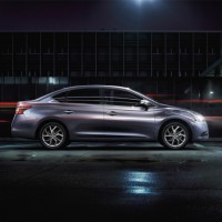 Nissan Sentra: справа сбоку