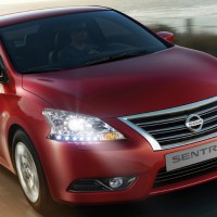 Nissan Sentra: справа спереди